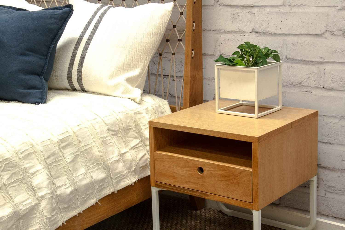 JAYDEN (BED)SIDE TABLE / WHITE FRAME