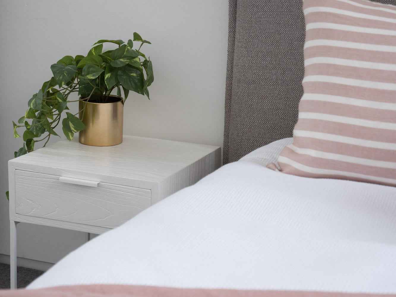 NOAH (BED)SIDE TABLE | RUSTIC WHITE