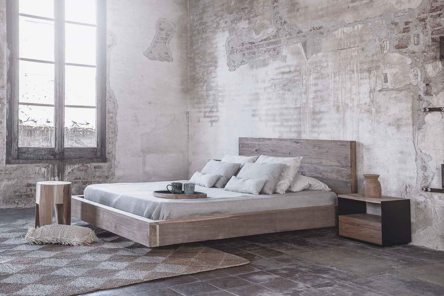 NOAH GEOX (BED)SIDE TABLE | TEAK + METAL