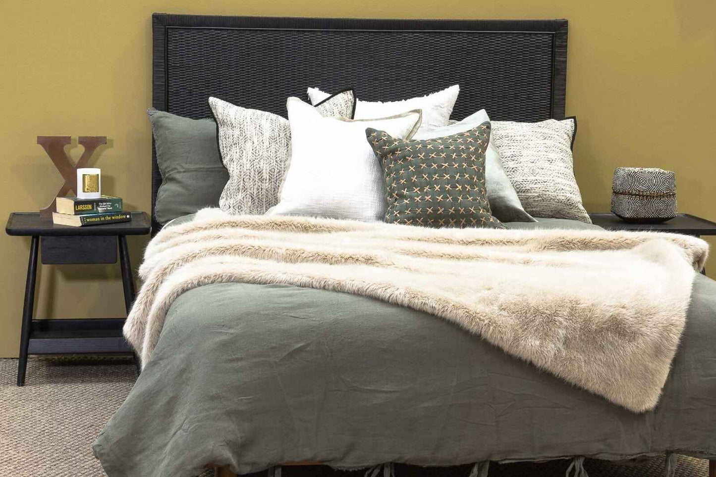 TRAY (BED)SIDE TABLE / BLACK OAK