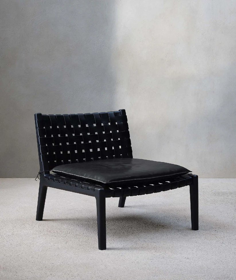 Discover the Black Lounge Chair Trend : Embrace Elegance