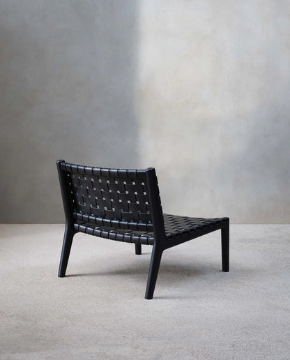 Discover the Black Lounge Chair Trend : Embrace Elegance