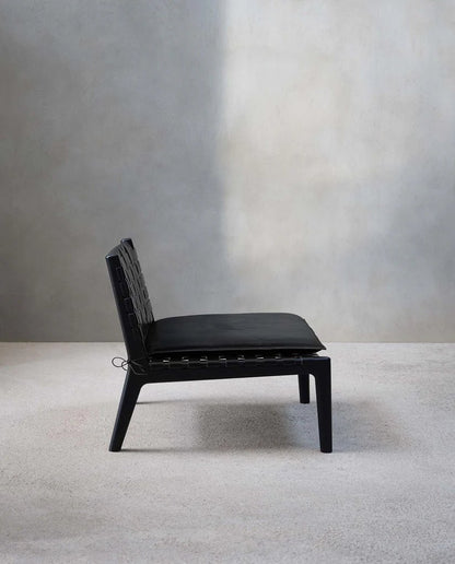 Discover the Black Lounge Chair Trend : Embrace Elegance