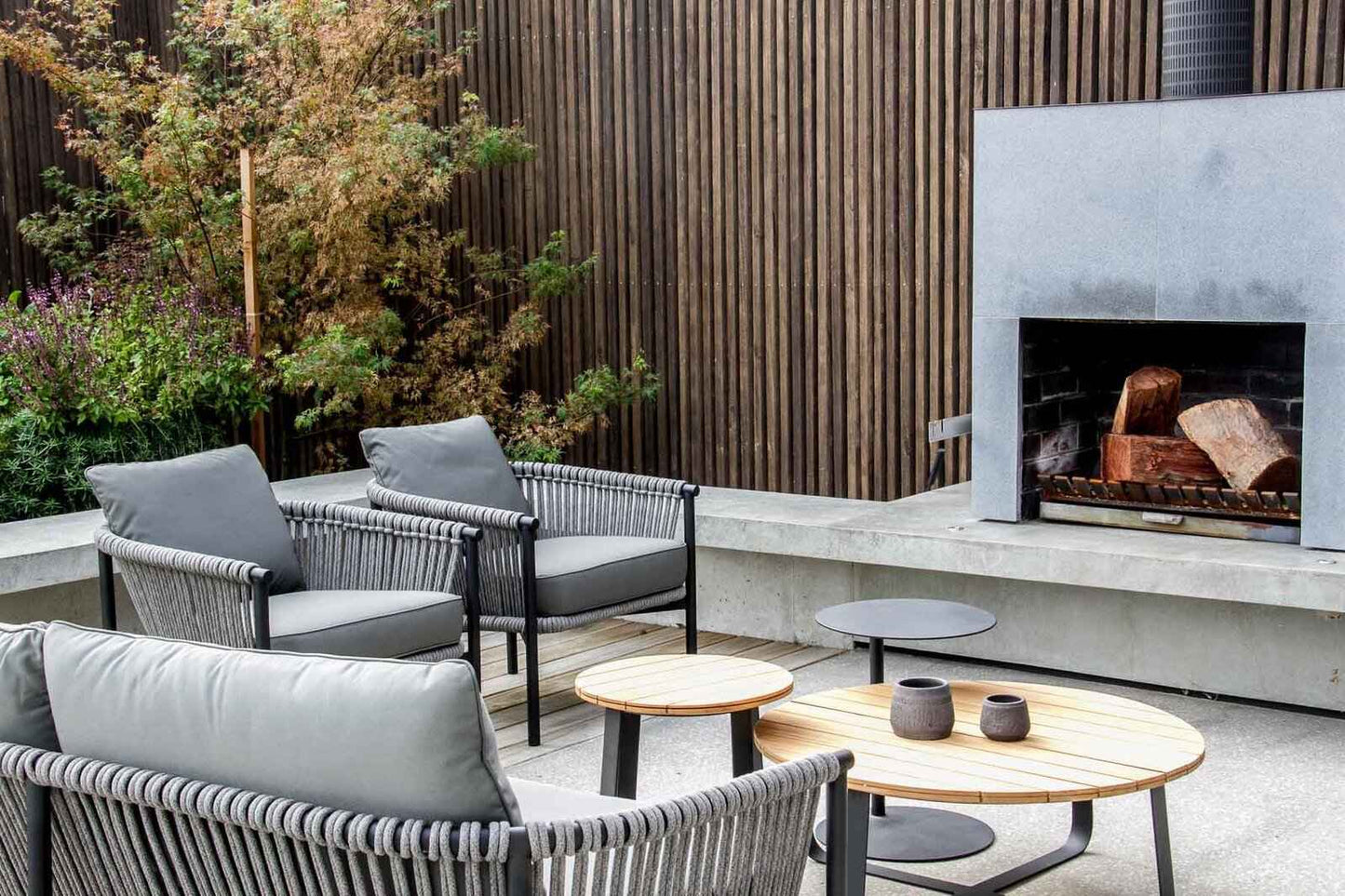 DENA SIDE TABLE / BLACK-NATURAL (INDOOR-OUTDOOR)