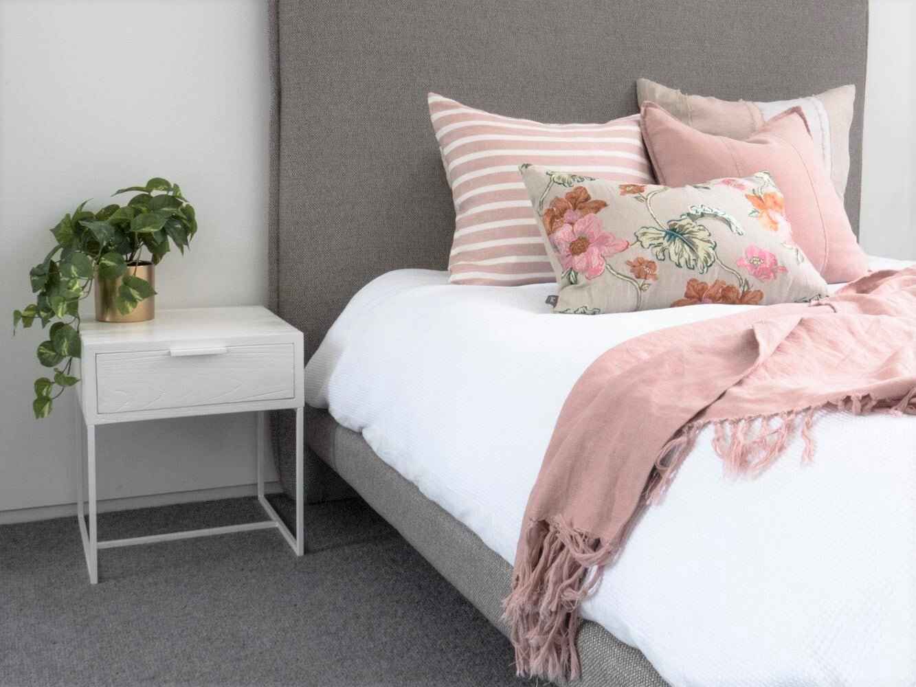 NOAH (BED)SIDE TABLE | RUSTIC WHITE