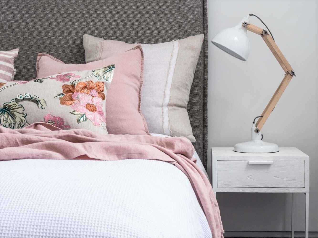 NOAH (BED)SIDE TABLE | RUSTIC WHITE