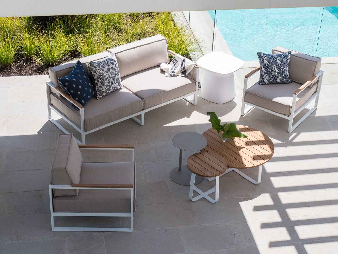 NORFOLK STONE SIDE TABLE + STOOL / WHITE (INDOOR-OUTDOOR)