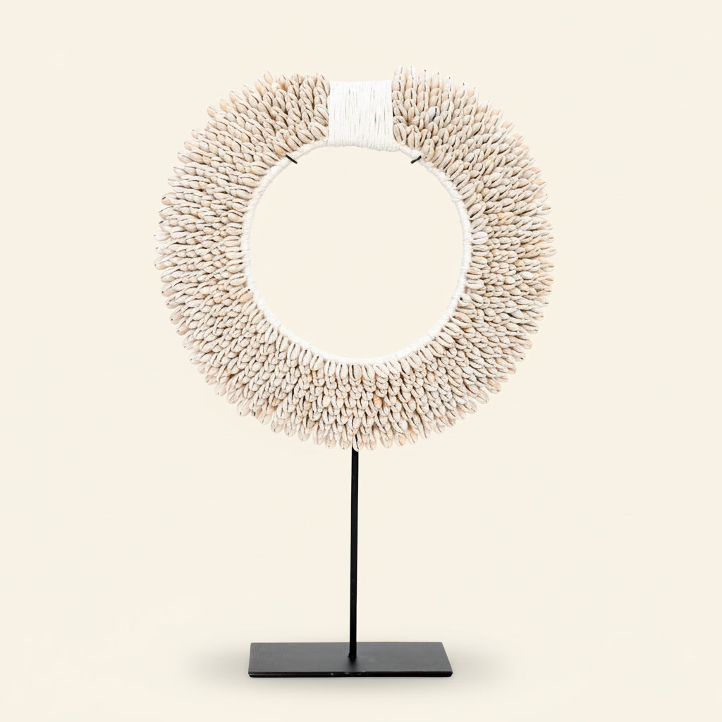 PAPUA SHELL DISC ON STAND / WHITE
