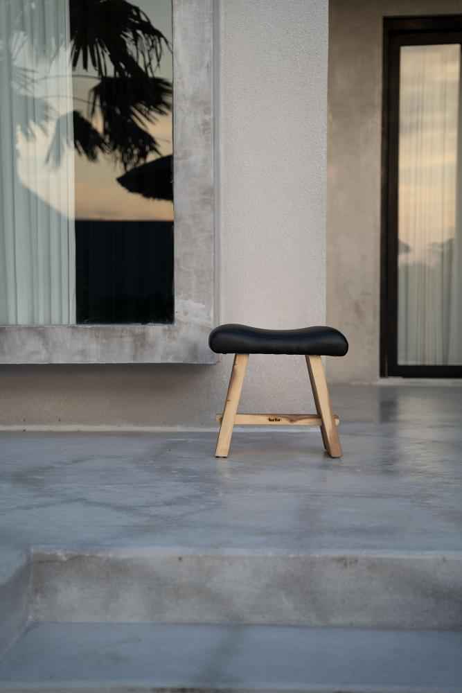 SUAR STOOL | BLACK LEATHER
