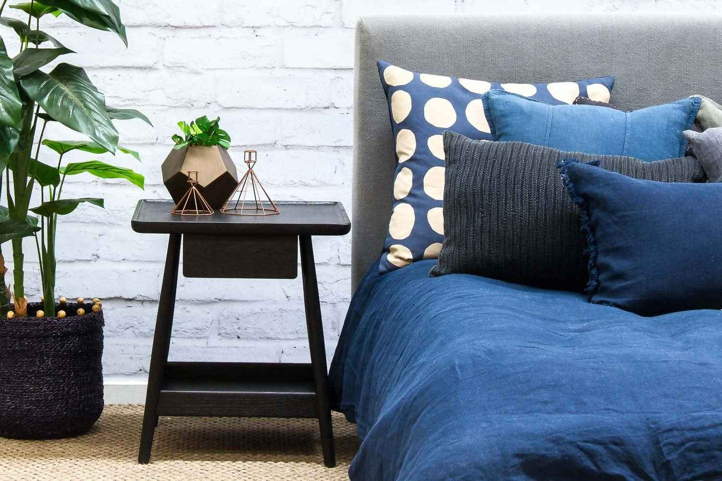 TRAY (BED)SIDE TABLE / BLACK OAK